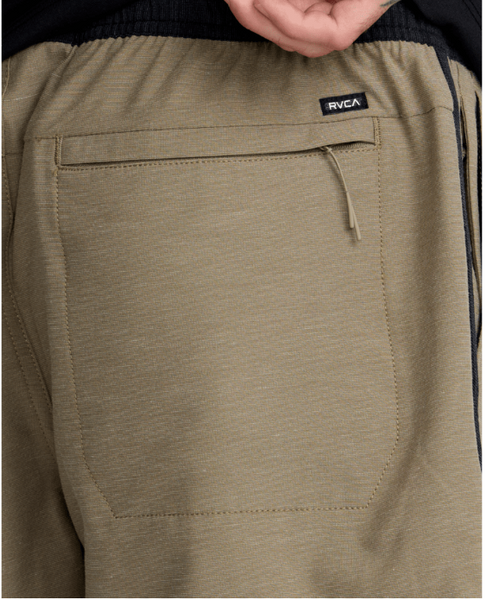 Yogger Hybrid 17" Short