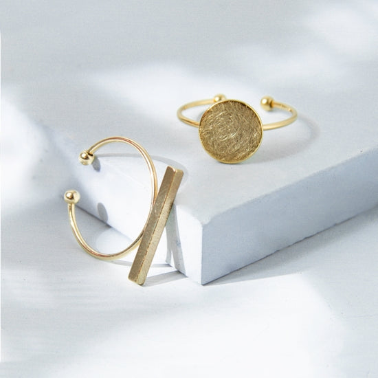 Splendid Iris Narrow Etched Bar Ring - Gold